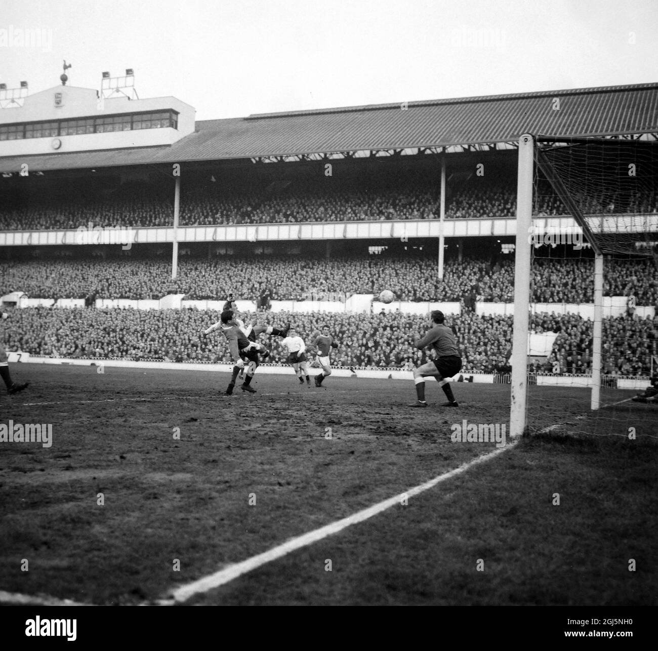 JIMMY GREAVES EN ACTION - EVERTON FOOTBALL CLUB V TOTTENHAM HOTSPUR SPIRES - ; 19 DÉCEMBRE 1964 Banque D'Images