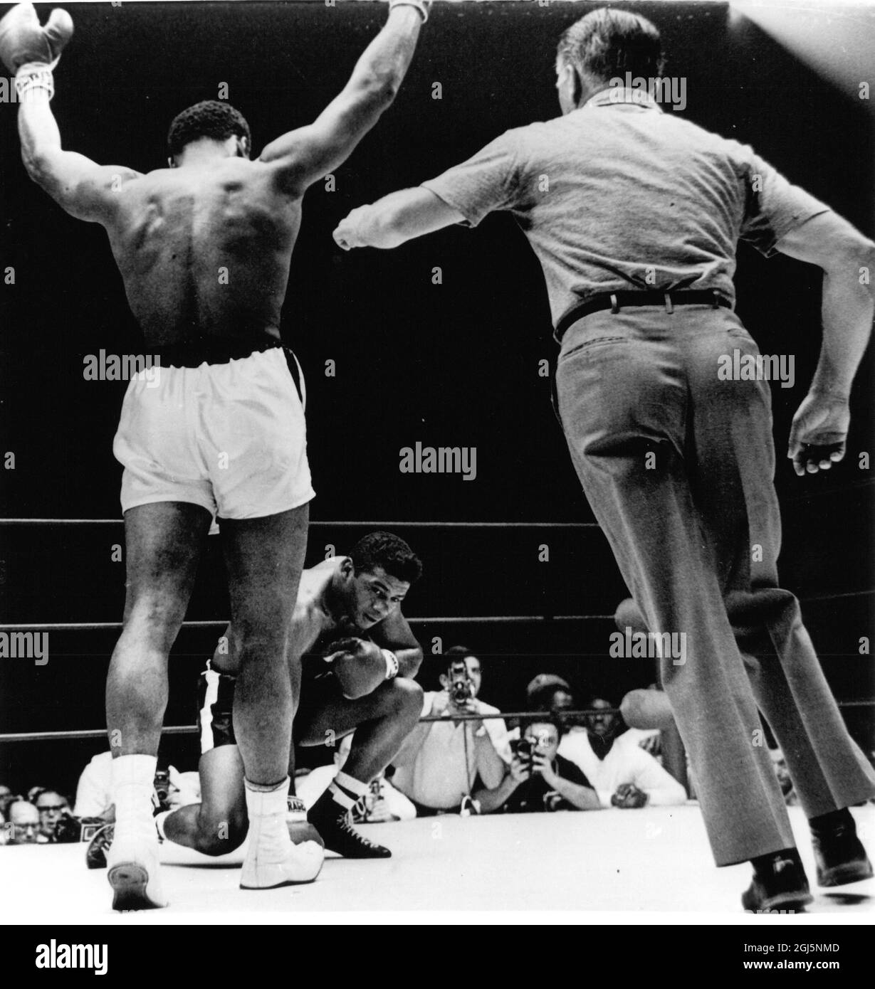 (Muhammad Ali) Cassius Clay boxeur américain dans l'anneau avec Floyd Patterson 1965 Banque D'Images