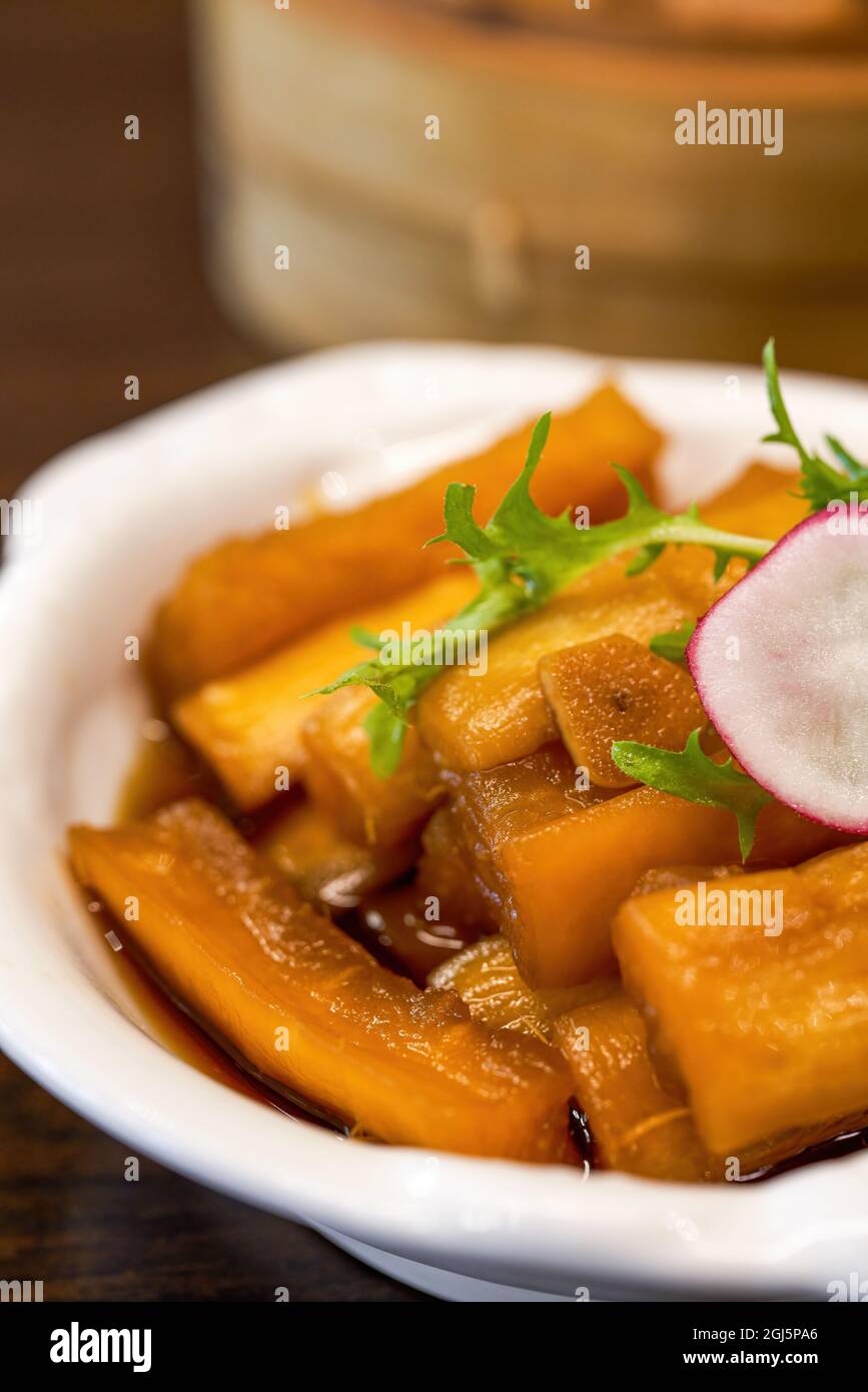 Un plat froid appétissant, radis marinés dans la sauce Banque D'Images