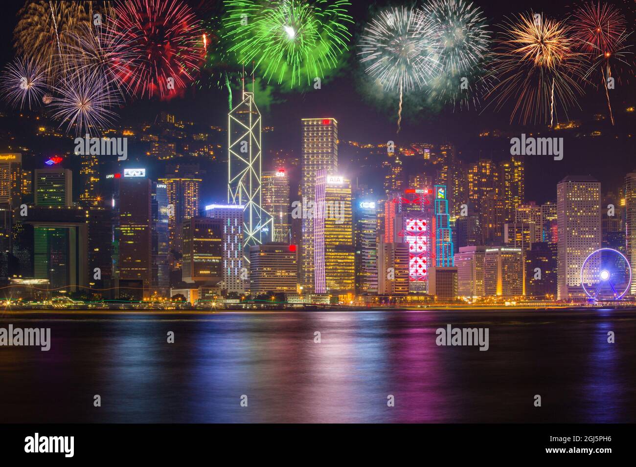 Chine, Hong Kong. Feux d'artifice la nuit sur la ville. Banque D'Images