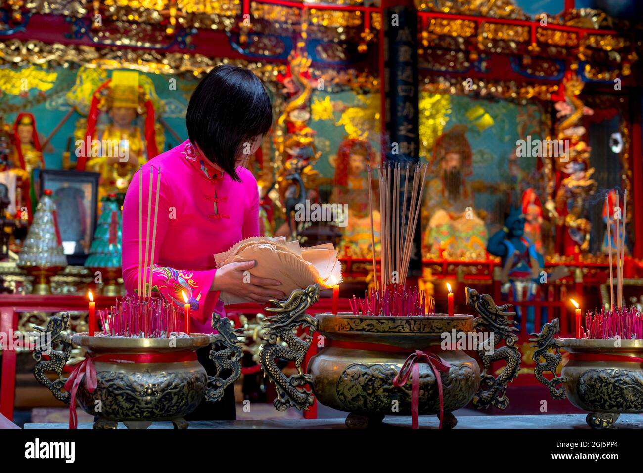 Chine, province de Fujian, Xiapu, île de Zhujiang. C'est un temple Daoïste qui a été reconstruit après la Révolution culturelle, la jeune femme offre ses prières Banque D'Images