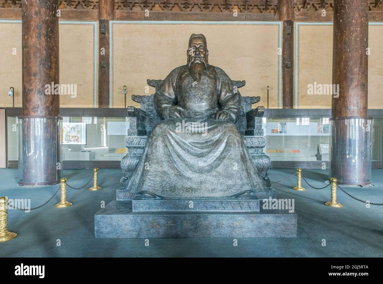 Chine, Beijing, district de Changping. Tombes Ming, statue en bronze de l'empereur Yongle. Banque D'Images