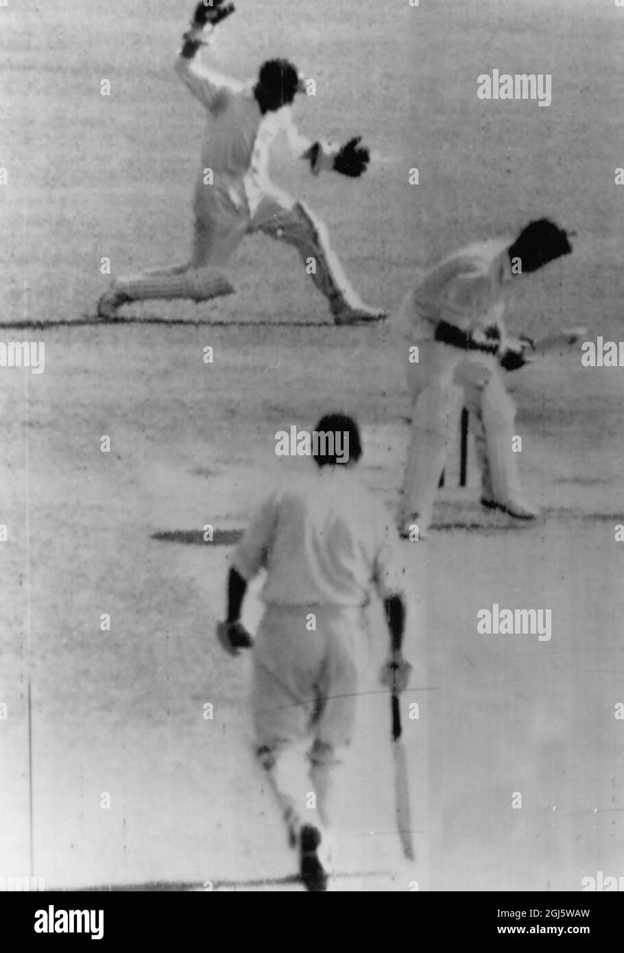 Un tireur de l'australien Bowler Meckiff skid passé devant le batteur anglais Trevor Bailey le joueur de cricket de l'Essex et de l'Angleterre vient d'être arrêté par le gardien de cricket australien Grit à Brisbane, Australie 1958 Banque D'Images