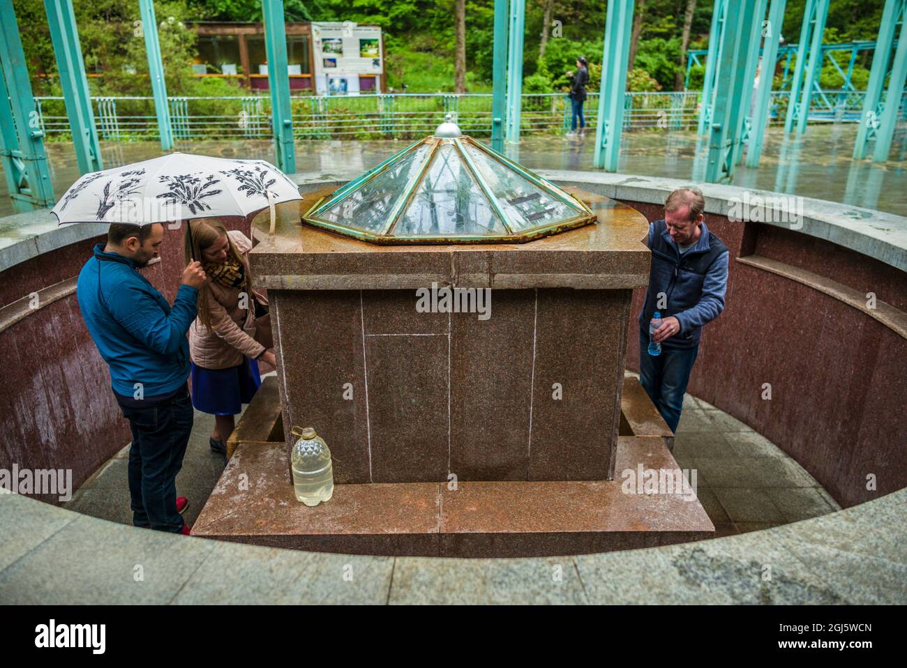 Géorgie, Borjomi. Célèbre station d'eau minérale, échantillonnage des eaux au Ekaterina Spring. Banque D'Images