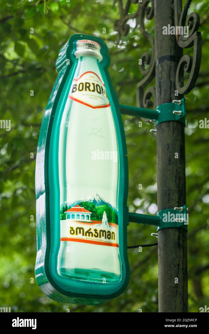 Géorgie, Borjomi. Célèbre station d'eau minérale, lampes avec la célèbre bouteille d'eau minérale Borjomi. Banque D'Images