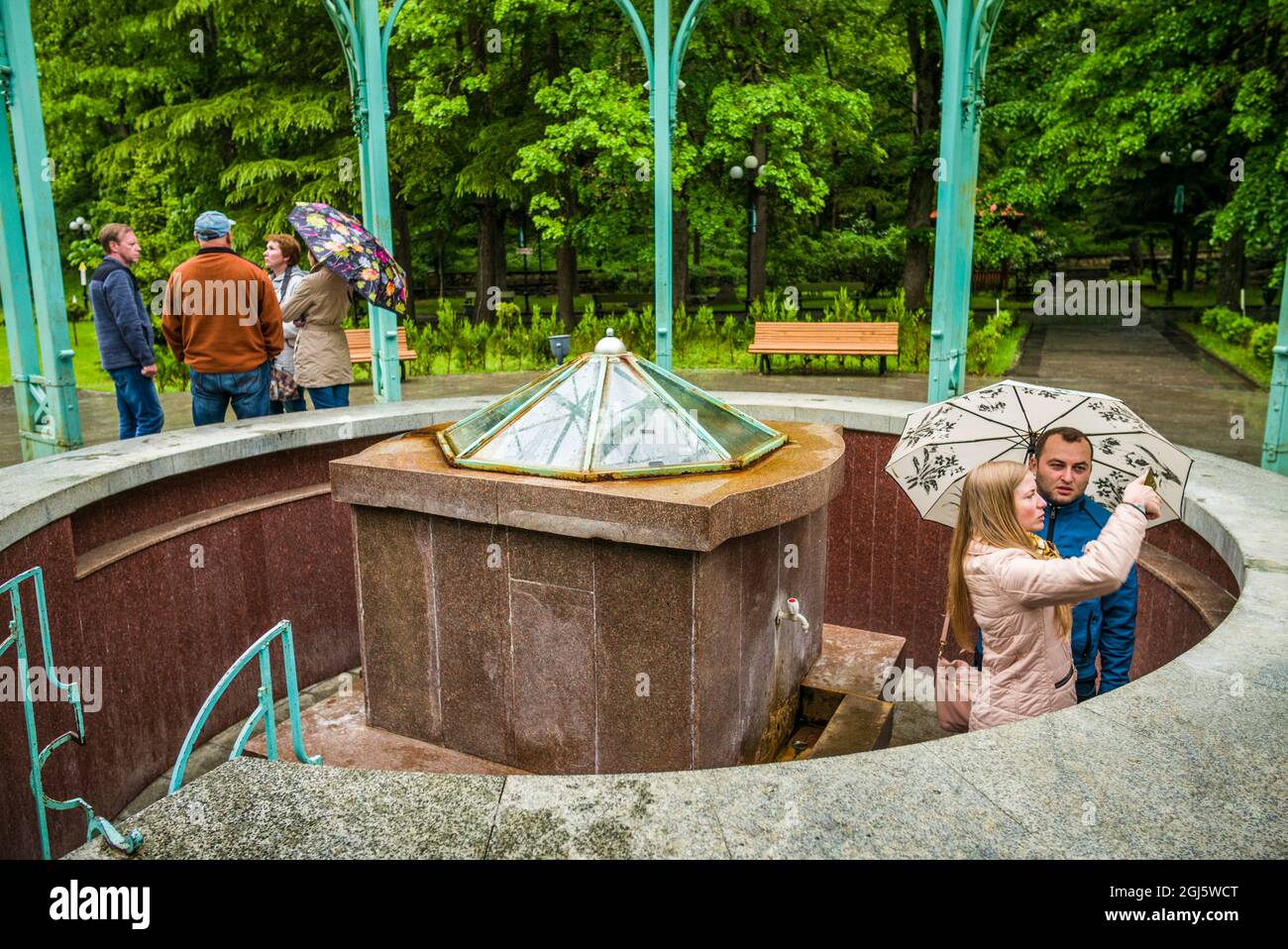 Géorgie, Borjomi. Célèbre station d'eau minérale, échantillonnage des eaux au Ekaterina Spring. Banque D'Images