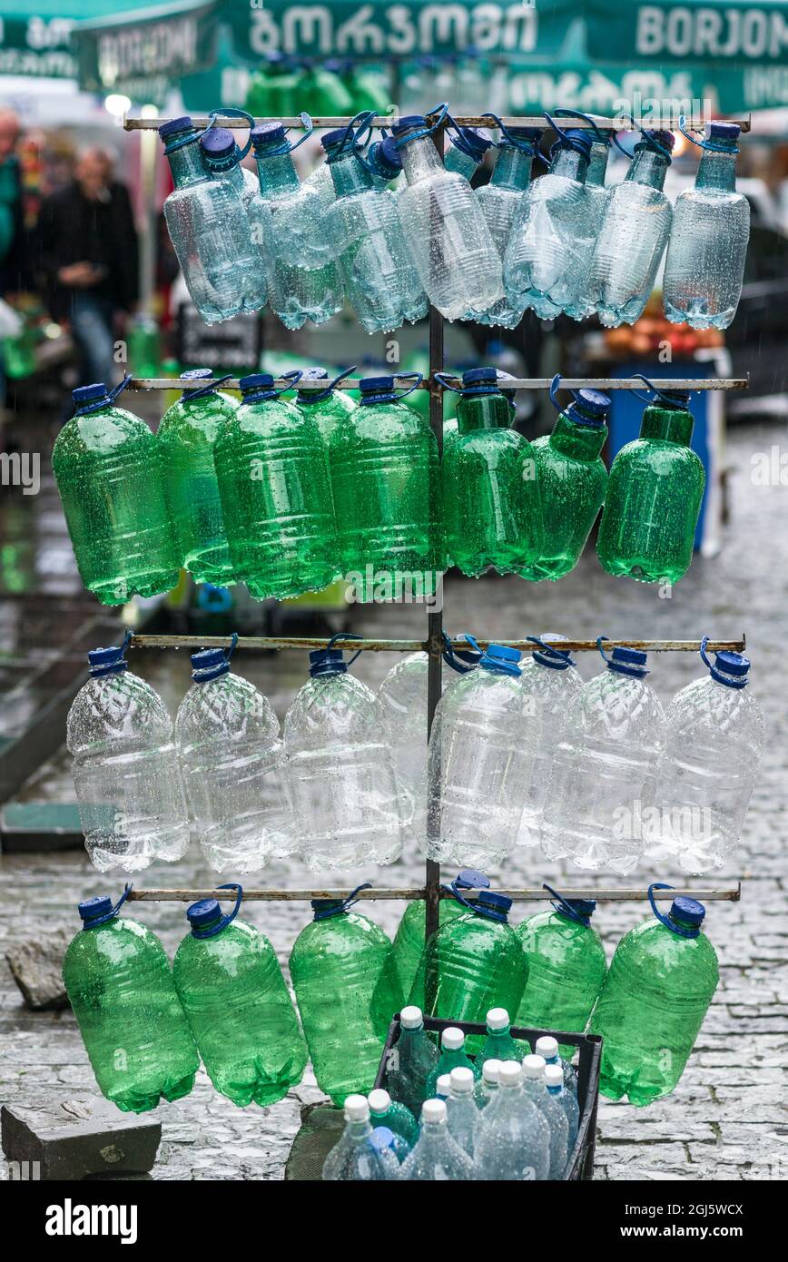 Géorgie, Borjomi. Célèbre station d'eau minérale, bouteilles d'eau en plastique à vendre. Banque D'Images