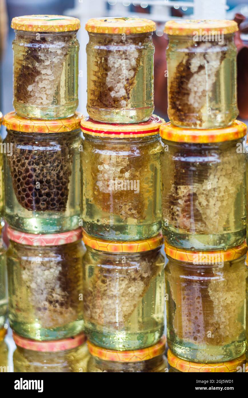 Géorgie, Borjomi. Célèbre station d'eau minérale, miel et nid d'abeilles à vendre. Banque D'Images
