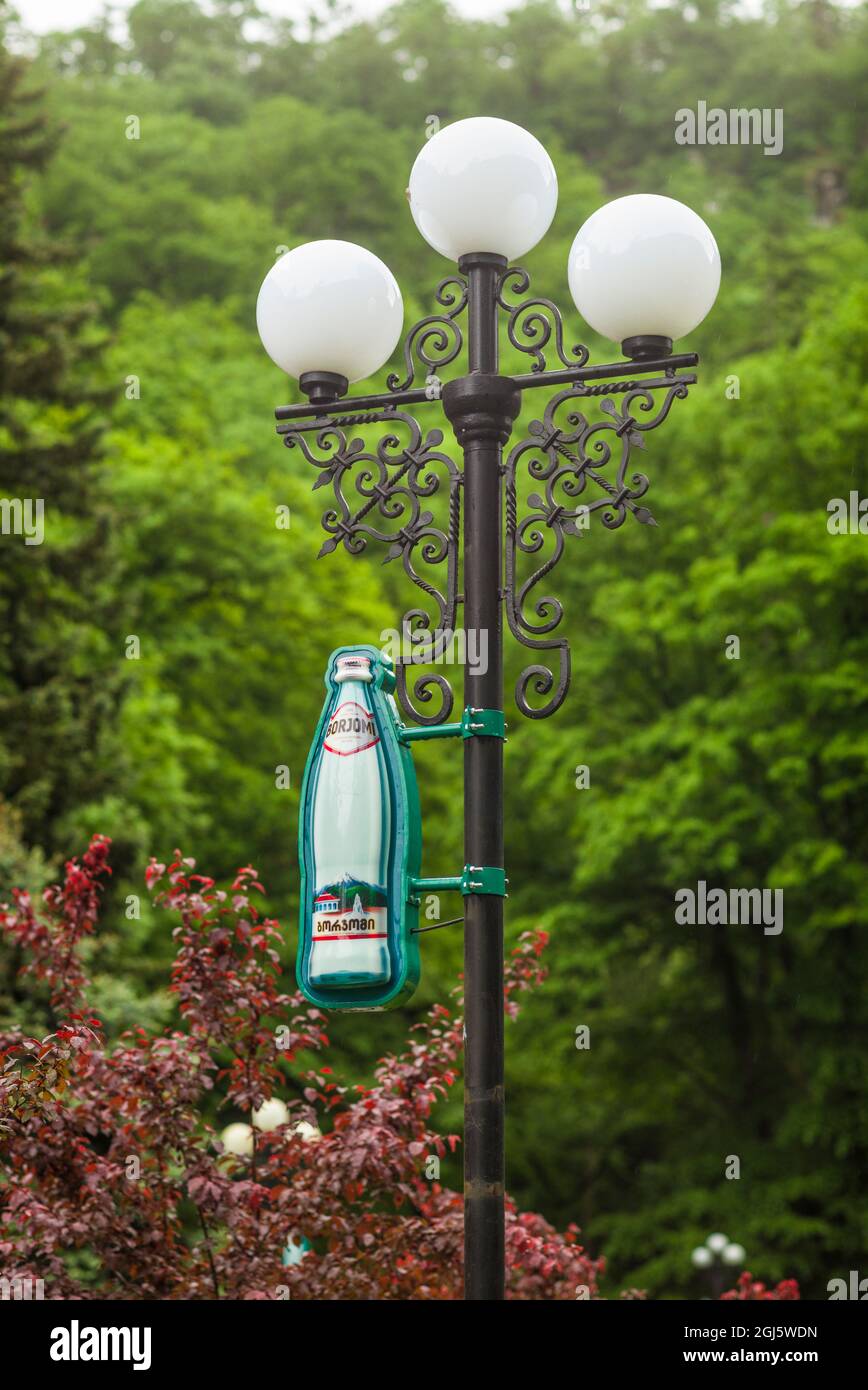 Géorgie, Borjomi. Célèbre station d'eau minérale, lampes avec la célèbre bouteille d'eau minérale Borjomi. Banque D'Images