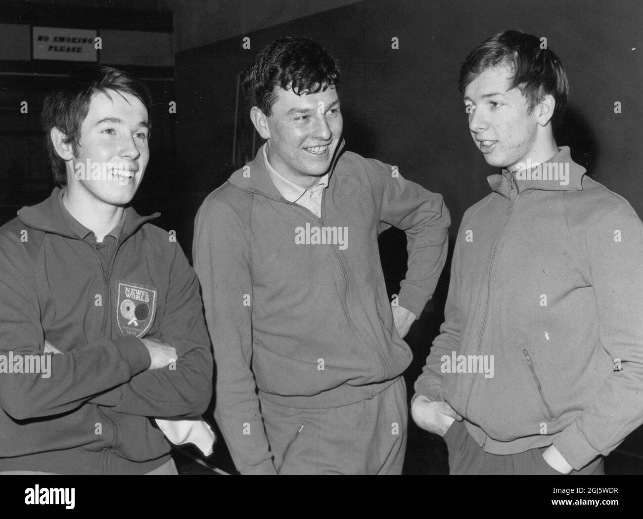 Joueurs anglais de tennis de table Chester Barnes Dennis Neale et Stewart Gibbs au championnat de tennis de table 1967 Crystal Palace National Recreation Centre Banque D'Images