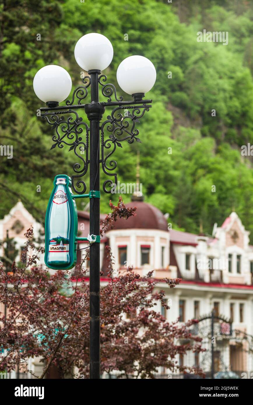 Géorgie, Borjomi. Célèbre station d'eau minérale, lampes avec la célèbre bouteille d'eau minérale Borjomi. Banque D'Images