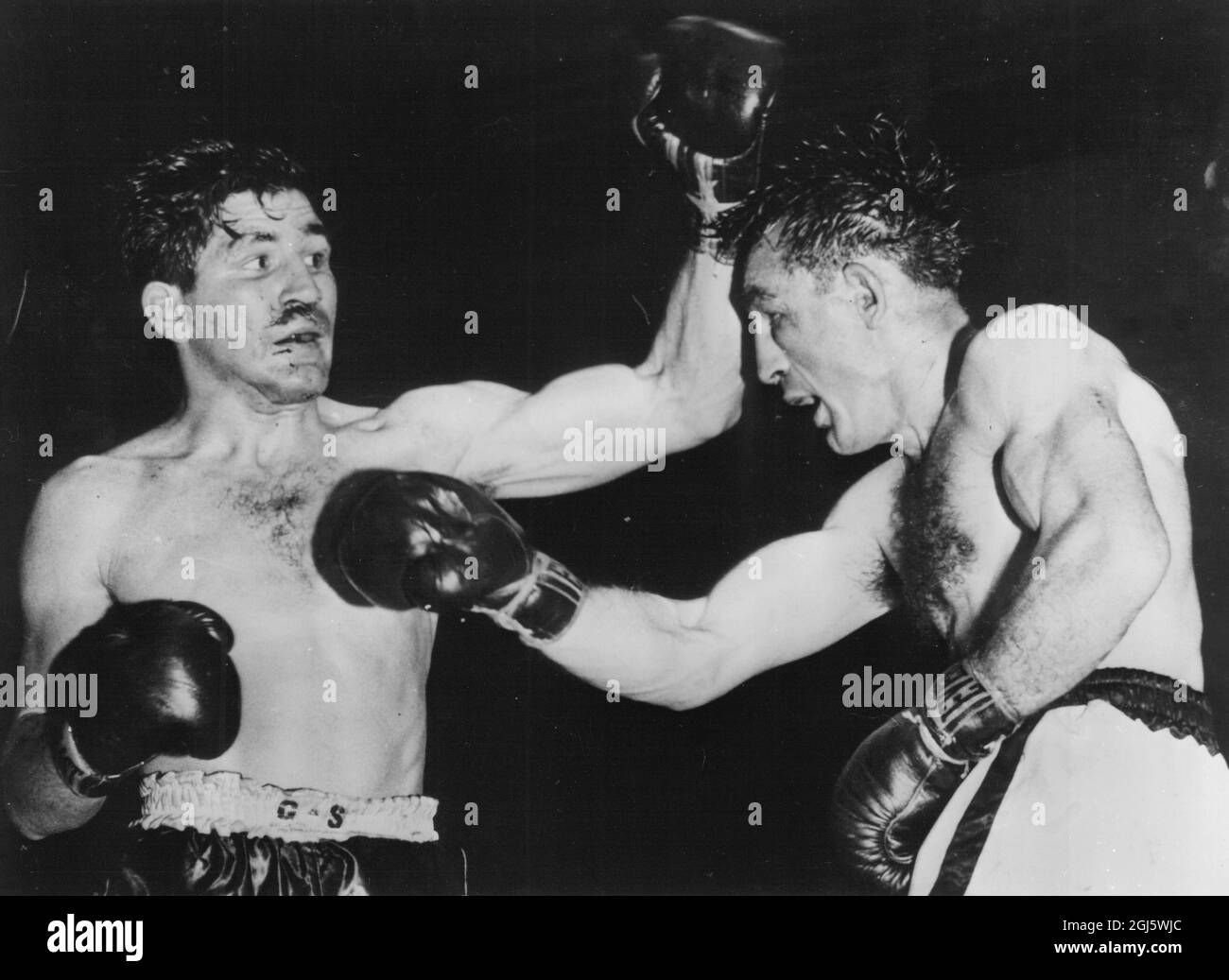 Carmen Basilio et Tony de Marco échangent des coups lors de la dernière ronde du titre de welterweight bout 1955 Banque D'Images