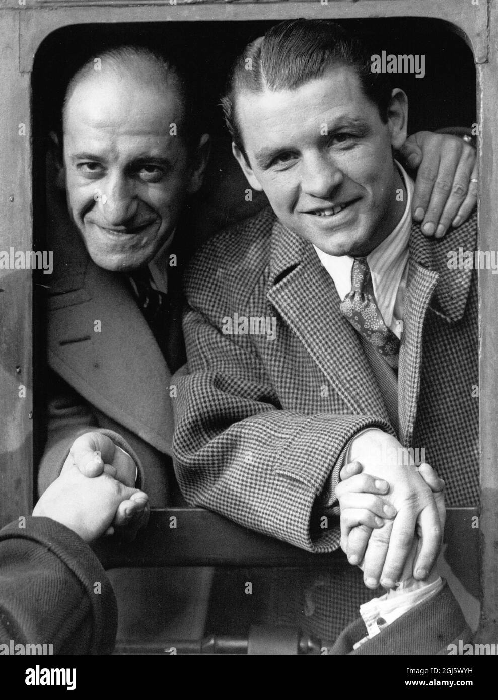 Jack Kid Berg boxeur anglais né à l'est de Londres avec le gérant M. H Levane à Waterloo, départ pour l'Afrique du Sud le 29 novembre 1935 Banque D'Images