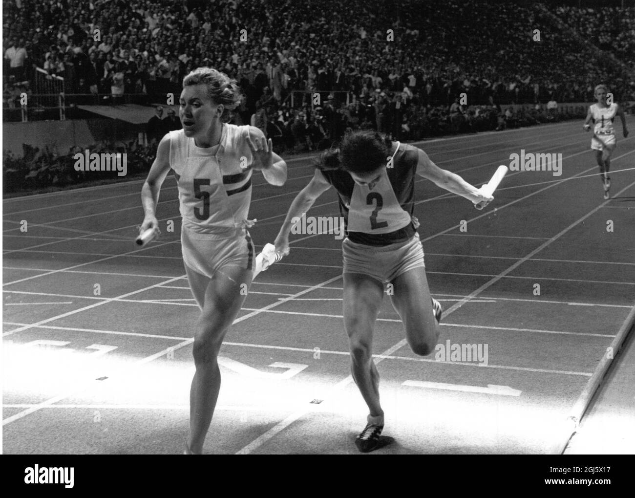 Athènes : Conseil Lilian de Grande-Bretagne , vu gagner le relais féminin de 4 x 400 mètres dans les Championnats européens d'athlétisme . Son temps de 3mins , 30.8 secondes était un record du monde . En deuxième place est Colette Besson de France qui a pointé la même fois . L'Allemagne de l'Ouest était troisième . 21 septembre 1969 Banque D'Images