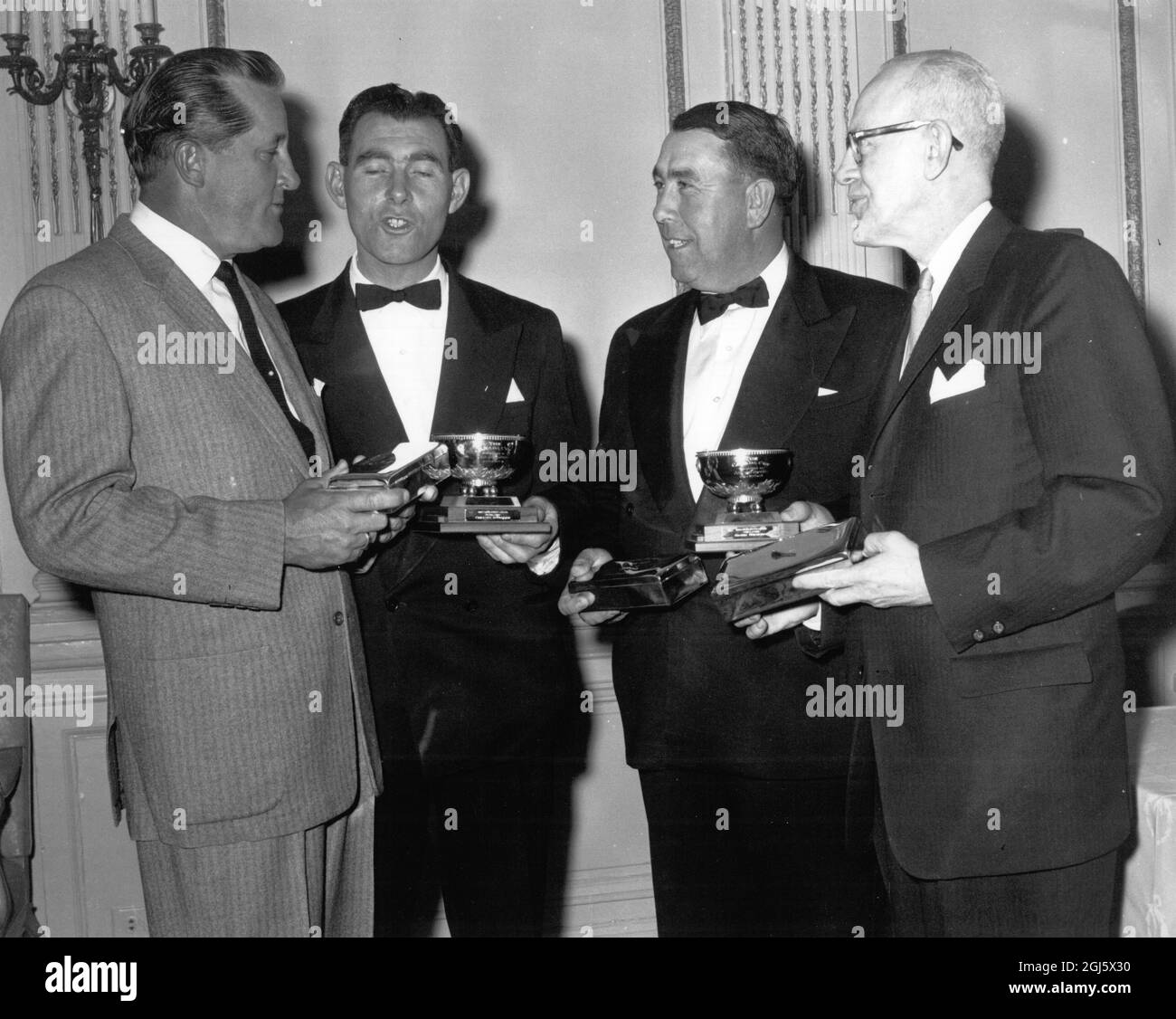 Tommy Bolt ( à gauche ) , le champion américain de golf ouvert , discute avec les golfeurs irlandais Christy O ' Connor et Harry Bradshaw , et le consul général irlandais à New York , John Conway , au Metropolitan Golf Writers Dinner à l'hôtel Plaza . O ' Connor et Bradshaw ont reçu les écrivains Gold Tee Trophies au dîner . 30 janvier 1959 Banque D'Images