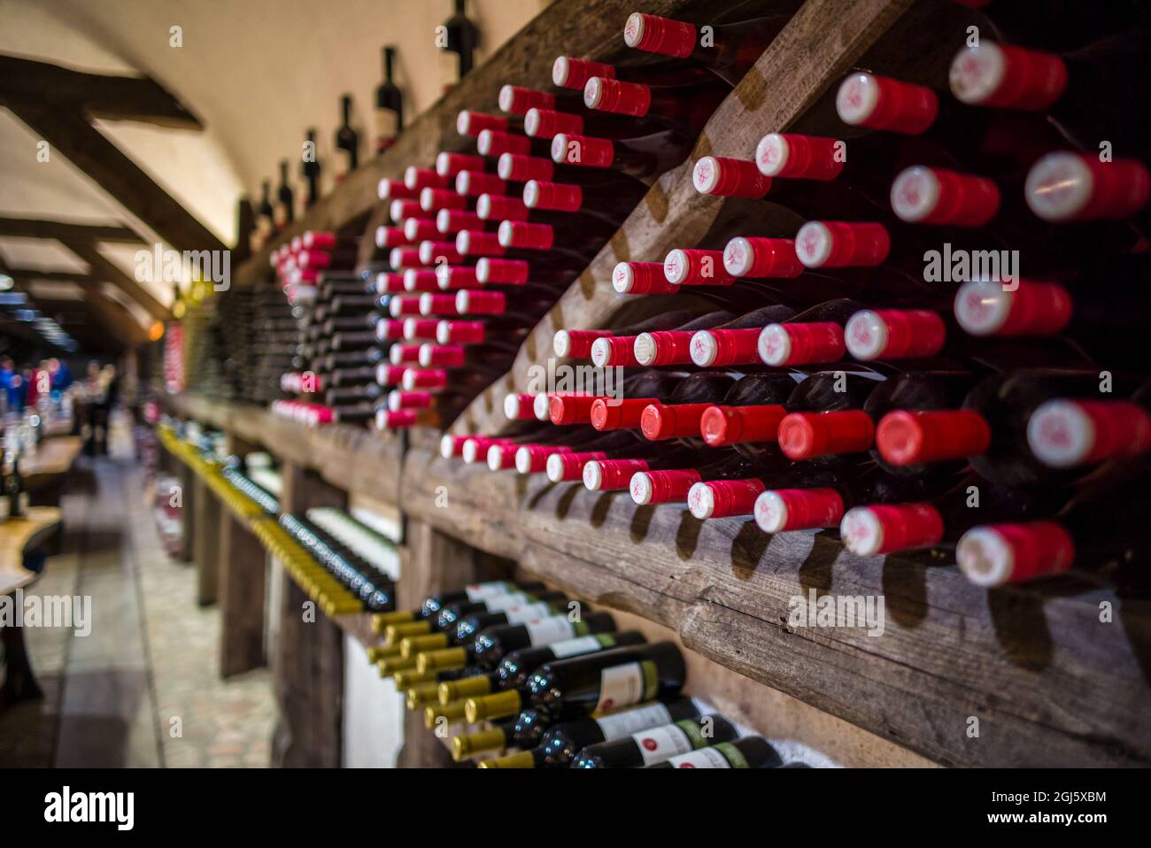 Géorgie, Kakheti, Kvareli. Cave de vinification Khareba, zone de dégustation de vins souterraine. Banque D'Images