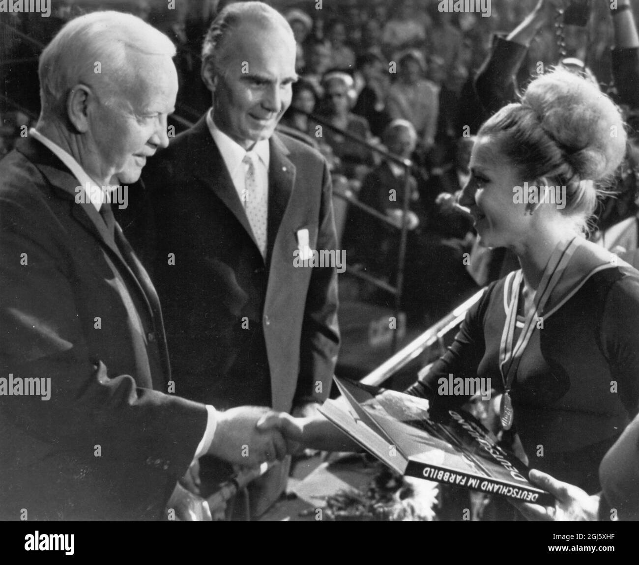 Dortmund , Allemagne de l'Ouest : la Présidente de l'Allemagne de l'Ouest, Heirrich Luebke (à gauche), félicite Vera Caslavska , de Tchécoslovaquie, après avoir remporté la médaille d'or pour l'événement féminin combiné aux Championnats du monde de gymnastique . 25 septembre 1966 Banque D'Images