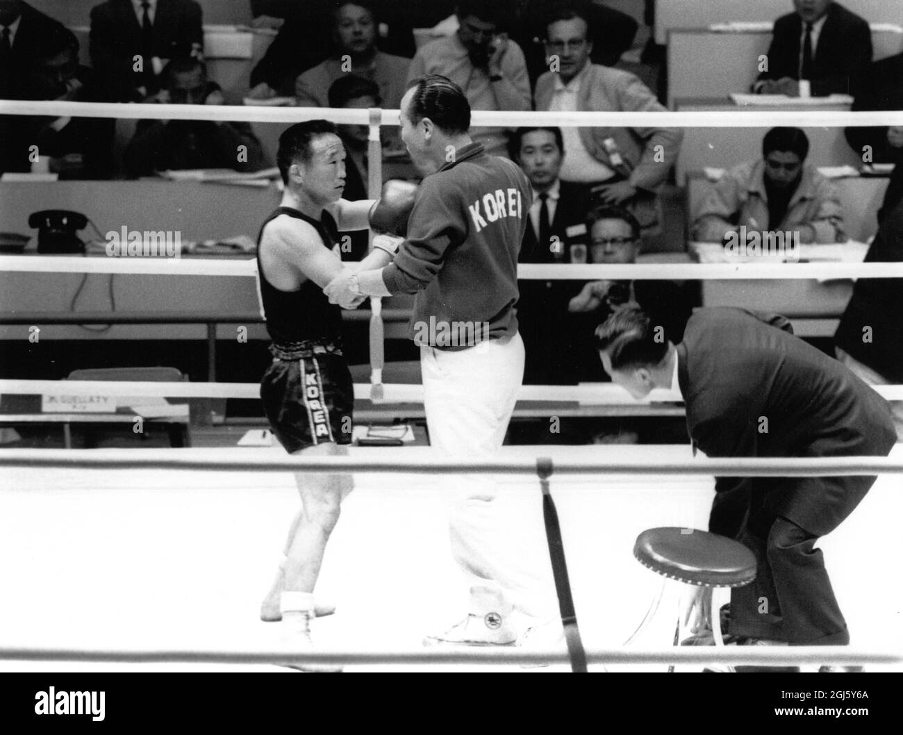 Tokyo, Japon : Un tabouret remis dans l'anneau avant le poids-mouche coréen Dong Kih CHOH commençant sa grève de 50 minutes assis dans l'anneau qui a bouleversé les finales du quartier olympique de boxe . 19 octobre 1964 Banque D'Images