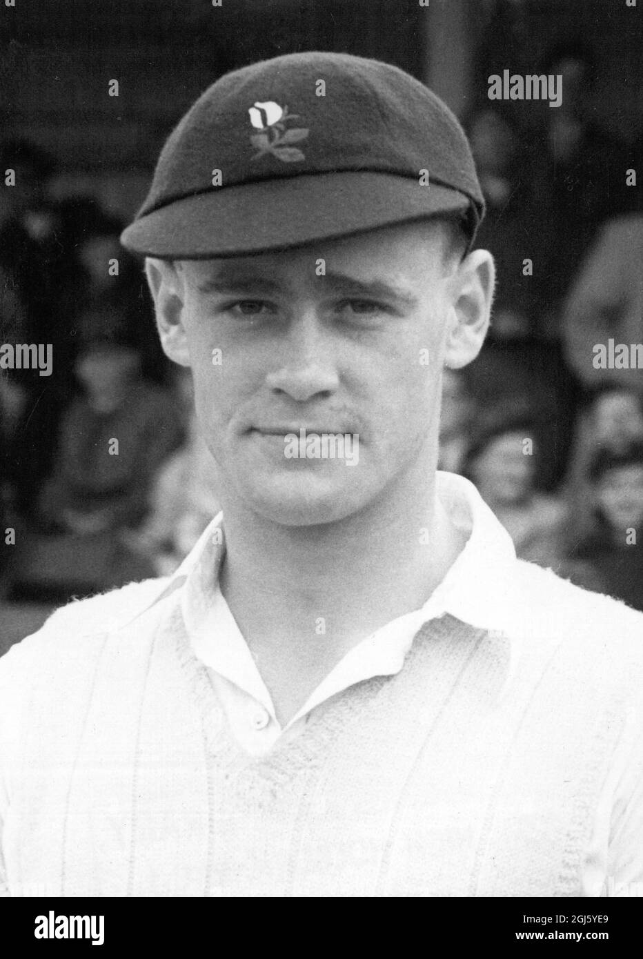 Un jeune qui a fait son entrée dans le cricket de première classe cette saison , et qui semble devenir un grand nom dans le comté de cricket est Yorkshire ' s 18 - an - Old All - Rounder , Brian Close . Banque D'Images