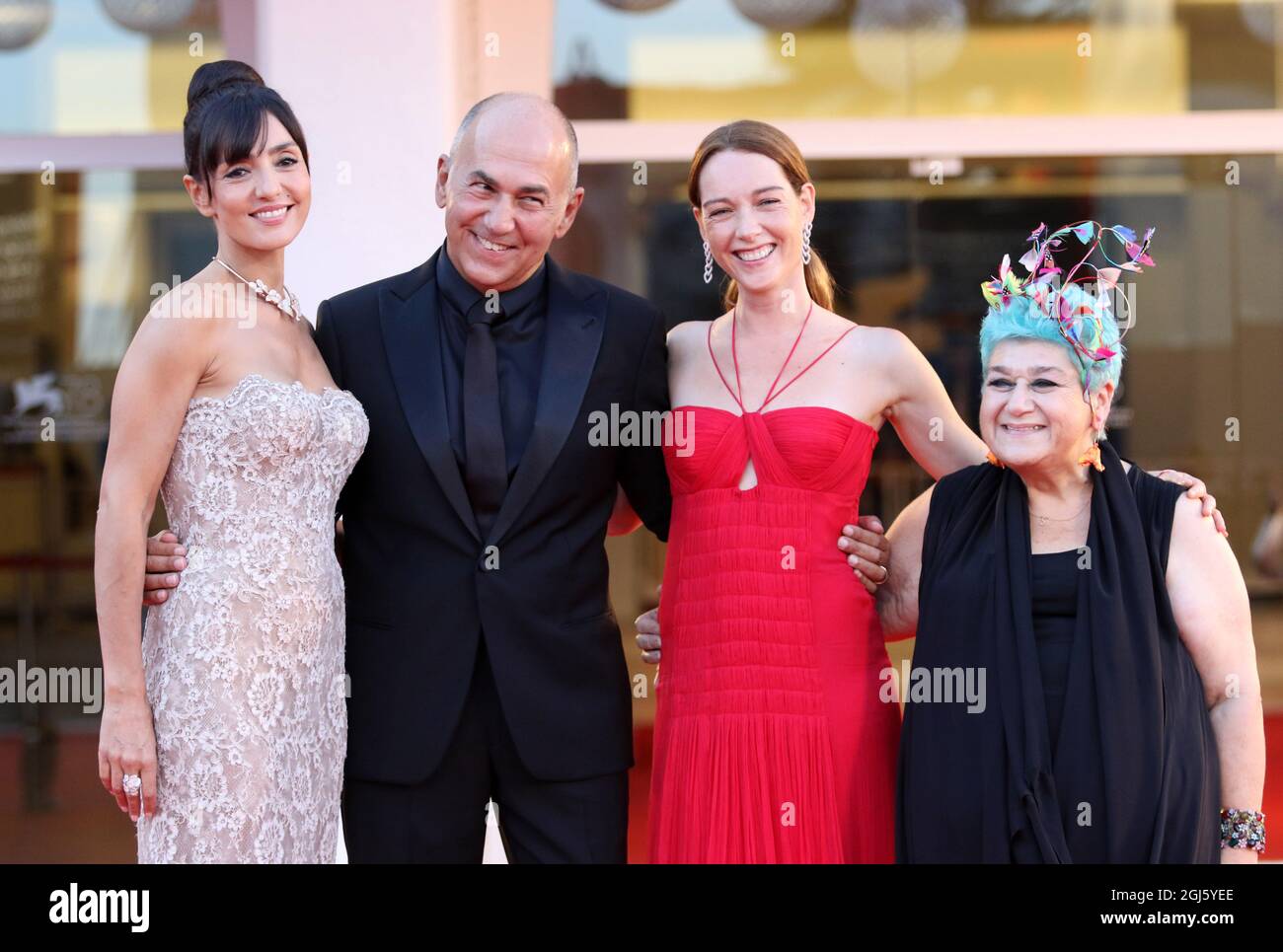 Italie, Lido di Venezia, 8 septembre 2021 : Ambra Angiolini, Ferzan Ozpetek, Cristiana Capotondi et Serra Yilmaz assistent au tapis rouge du film 'Freaks Out' lors du 78e Festival International du film de Venise le 08 septembre 2021 à Venise, Italie photo © Ottavia Da Re/Sintesi/Alay Live News Banque D'Images