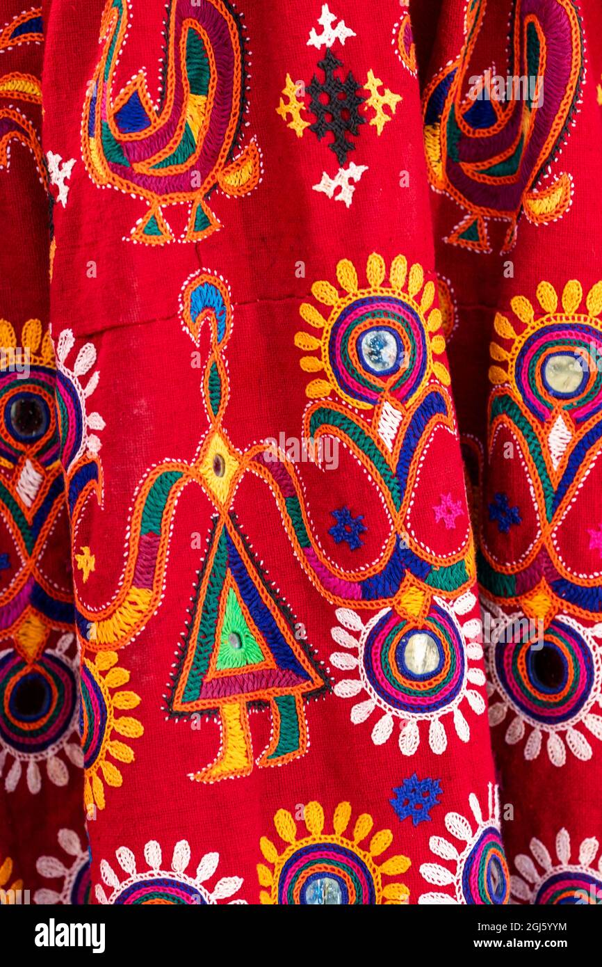 Inde, Gujarat, Bhuj, Grand Rann de Kutch, Ahir Tribe. Un exemple de la broderie complexe colorée faite par la tribu d'Ahir. Banque D'Images