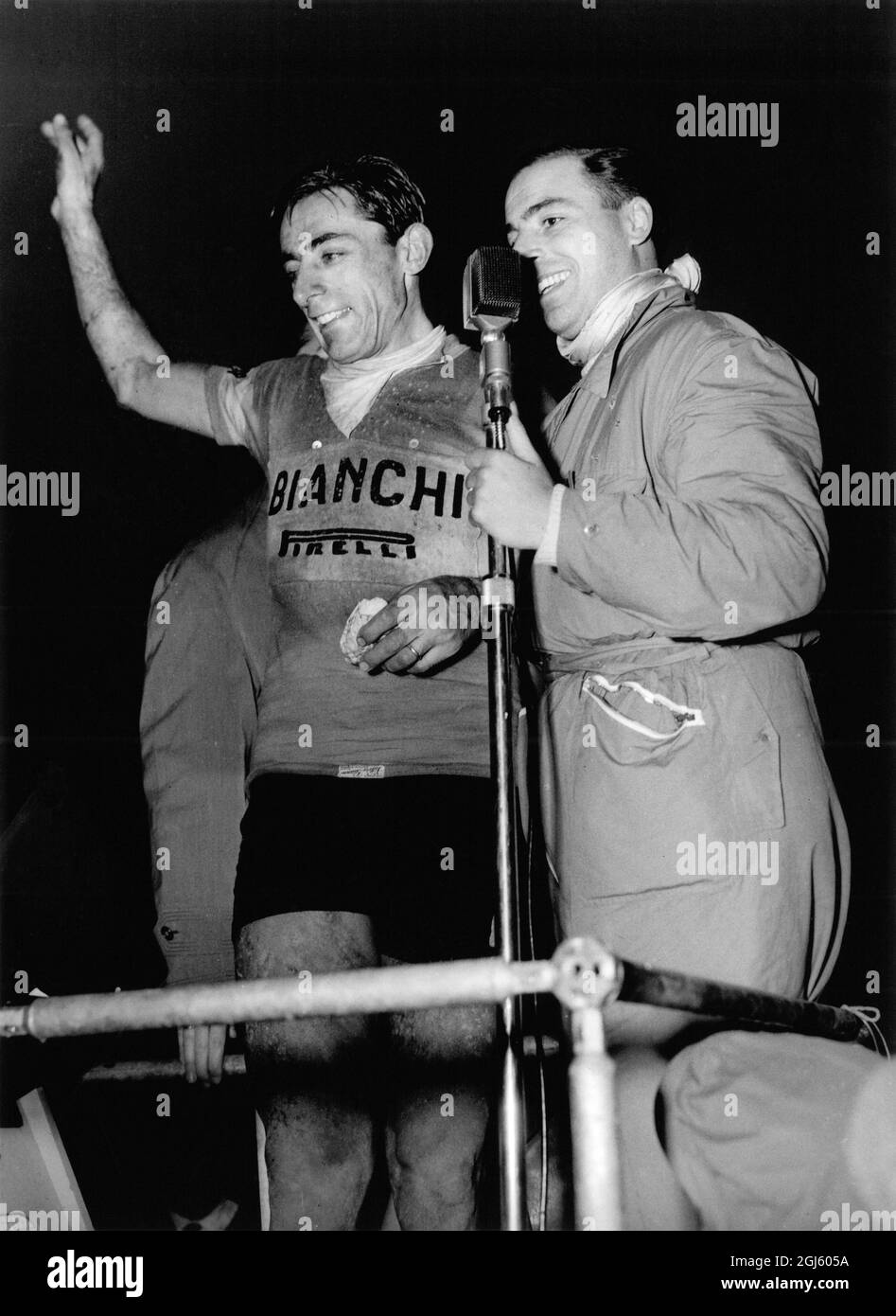 Angelo Fausto Coppi parlant à une foule au-dessus d'un microphone après avoir gagné le 222 km de vélo Tour de Lombardie , il a couvert la distance en 5 heures 51 minutes et 33 secondes . 31 octobre 1954 Banque D'Images