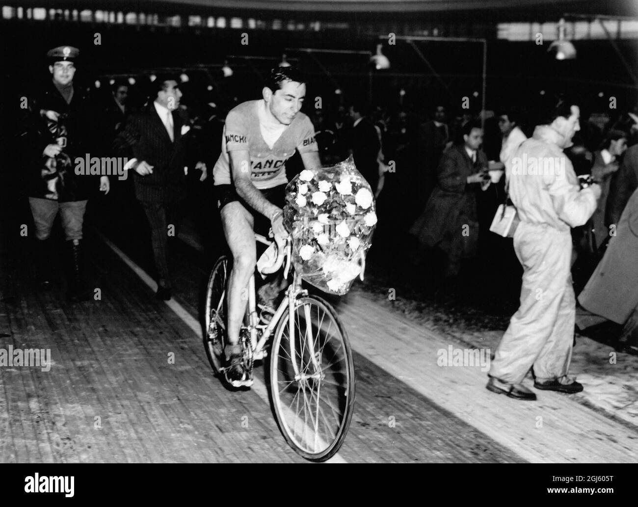Angelo Fausto Coppi faisant un tour d'honneur après avoir gagné le 222 kilomètres de vélo Tour de Lombardie qui a couvert la distance en 5 heures 51 minutes et 33 secondes . 31 octobre 1954 Banque D'Images