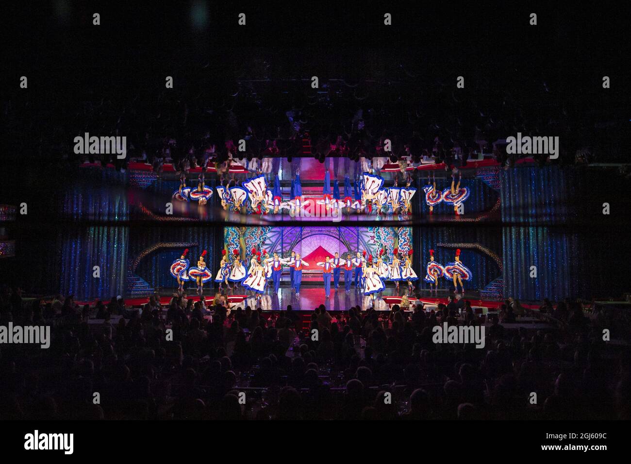 Dancers présente le spectacle de « Féerie » sur la scène du Moulin Rouge, qui doit rouvrir le 10 septembre pour la première fois depuis les restrictions de la pandémie Covid-19, à Paris, en France, le 8 septembre 2021. Le cabaret français, célèbre pour ses danseurs de cancan à coups de pied et ses costumes de plumes d'autruche à la chair, a marqué, l'année dernière, 130 ans depuis qu'il a ouvert ses portes au public. Pour deux spectacles chaque soir, 60 artistes de 14 pays différents se dansent, se dansent et se dansent à travers le spectacle « Féerie », la revue qui est maintenant le pilier du répertoire du Moulin Rouge. Photo par Eli Banque D'Images