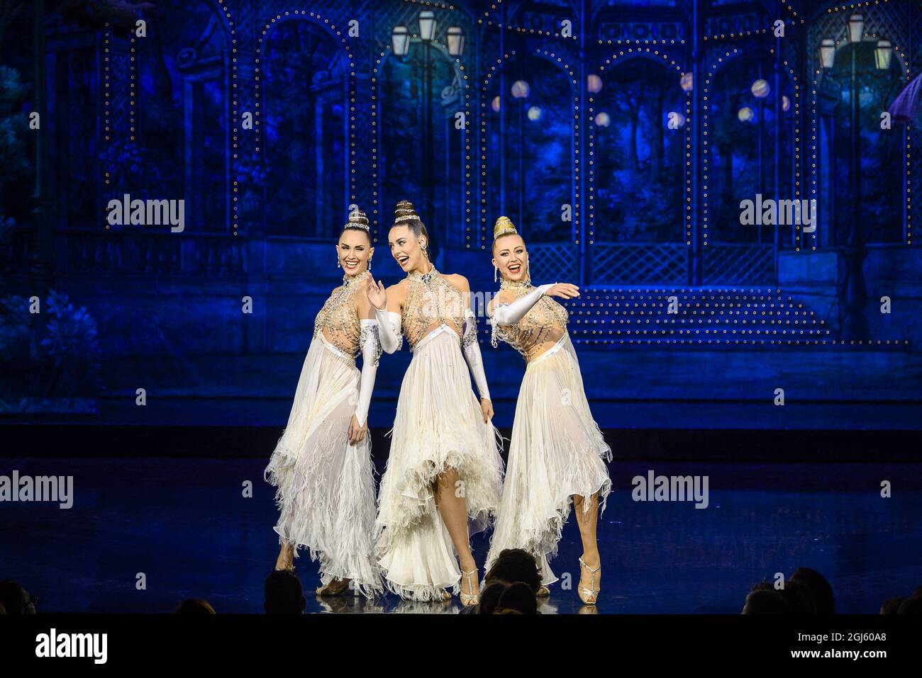 Dancers présente le spectacle de « Féerie » sur la scène du Moulin Rouge, qui doit rouvrir le 10 septembre pour la première fois depuis les restrictions de la pandémie Covid-19, à Paris, en France, le 8 septembre 2021. Le cabaret français, célèbre pour ses danseurs de cancan à coups de pied et ses costumes de plumes d'autruche à la chair, a marqué, l'année dernière, 130 ans depuis qu'il a ouvert ses portes au public. Pour deux spectacles chaque soir, 60 artistes de 14 pays différents se dansent, se dansent et se dansent à travers le spectacle « Féerie », la revue qui est maintenant le pilier du répertoire du Moulin Rouge. Photo par Eli Banque D'Images