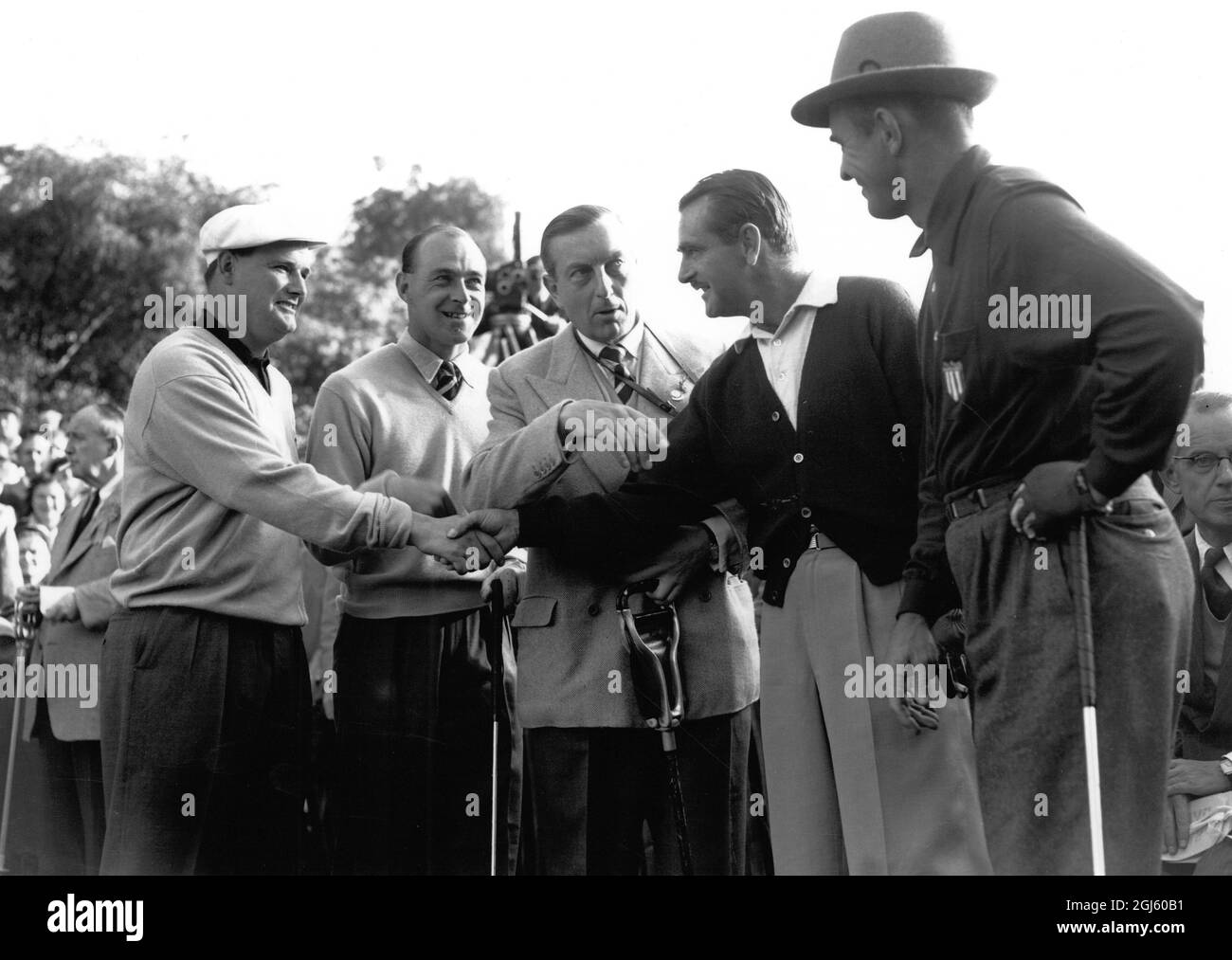 Le deuxième a prévu de partir au premier trou de gauche à droite J Panton , E Brown , Henry Cotton non jouant capitaine de la Grande-Bretagne Lloyd Mangrum capitaine de l'équipe américaine et Sam Snead USA 2 octobre 1953 Banque D'Images