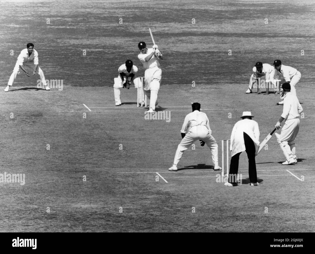 Colin Cowdrey en action lors du quatrième match de test à New Delhi entre l'Inde et le MCC 1964 Banque D'Images
