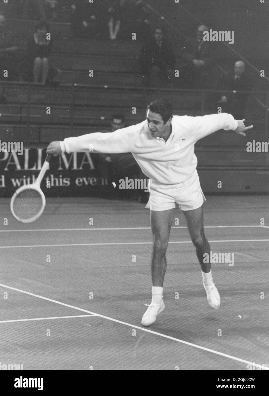 Pierre Darmon joueur français de tennis en action au Crystal Palace 7  décembre 1967 Photo Stock - Alamy
