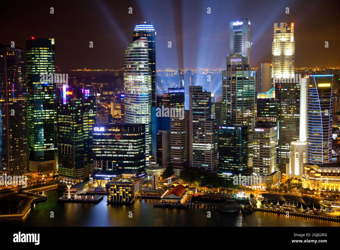 Singapour. Projecteurs et bâtiment de ville la nuit. Banque D'Images