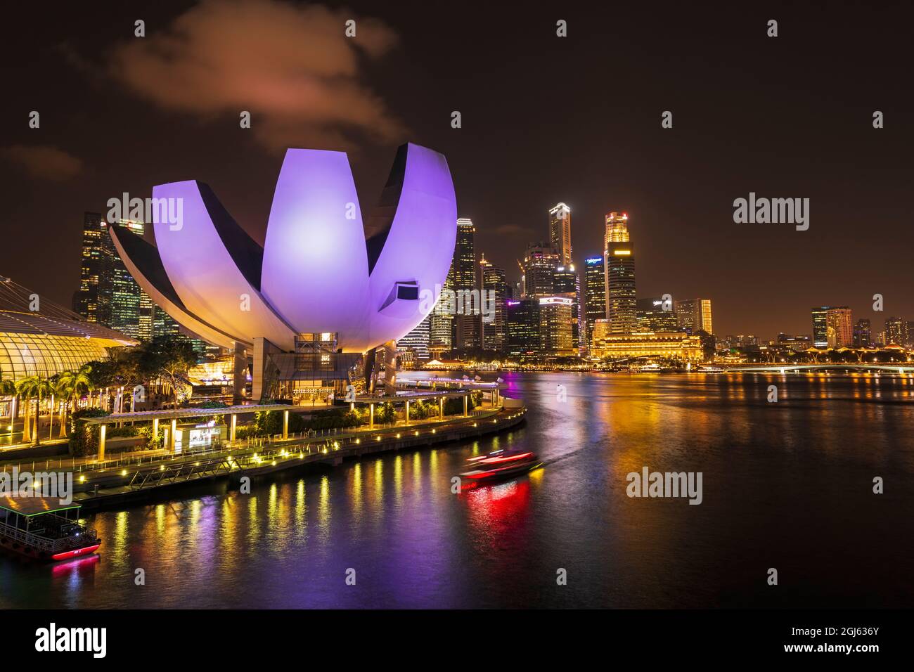 Le musée ArtScience et le centre ville de nuit, Singapour. Banque D'Images