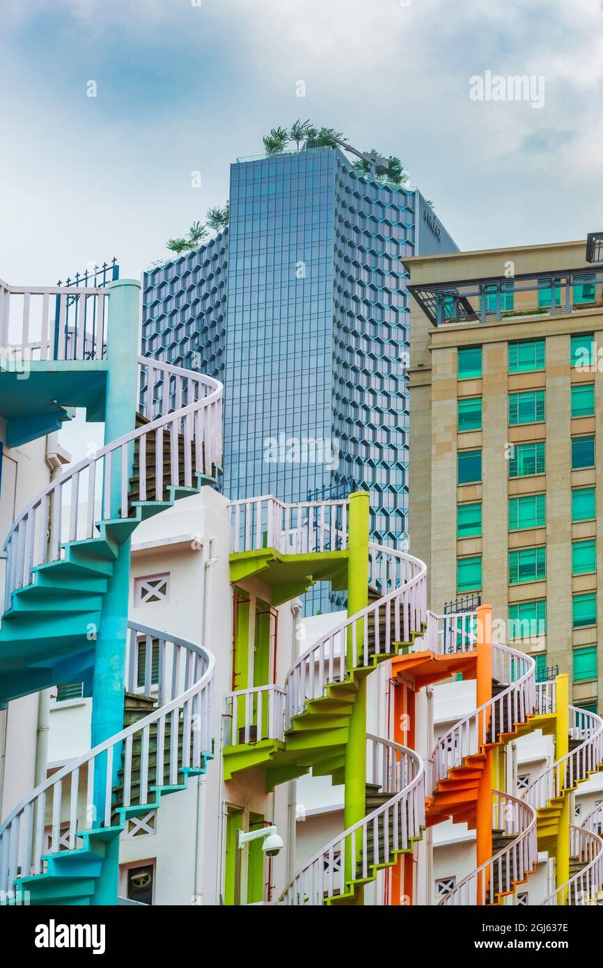Escaliers en spirale colorés à Bugis Village, Singapour. Banque D'Images
