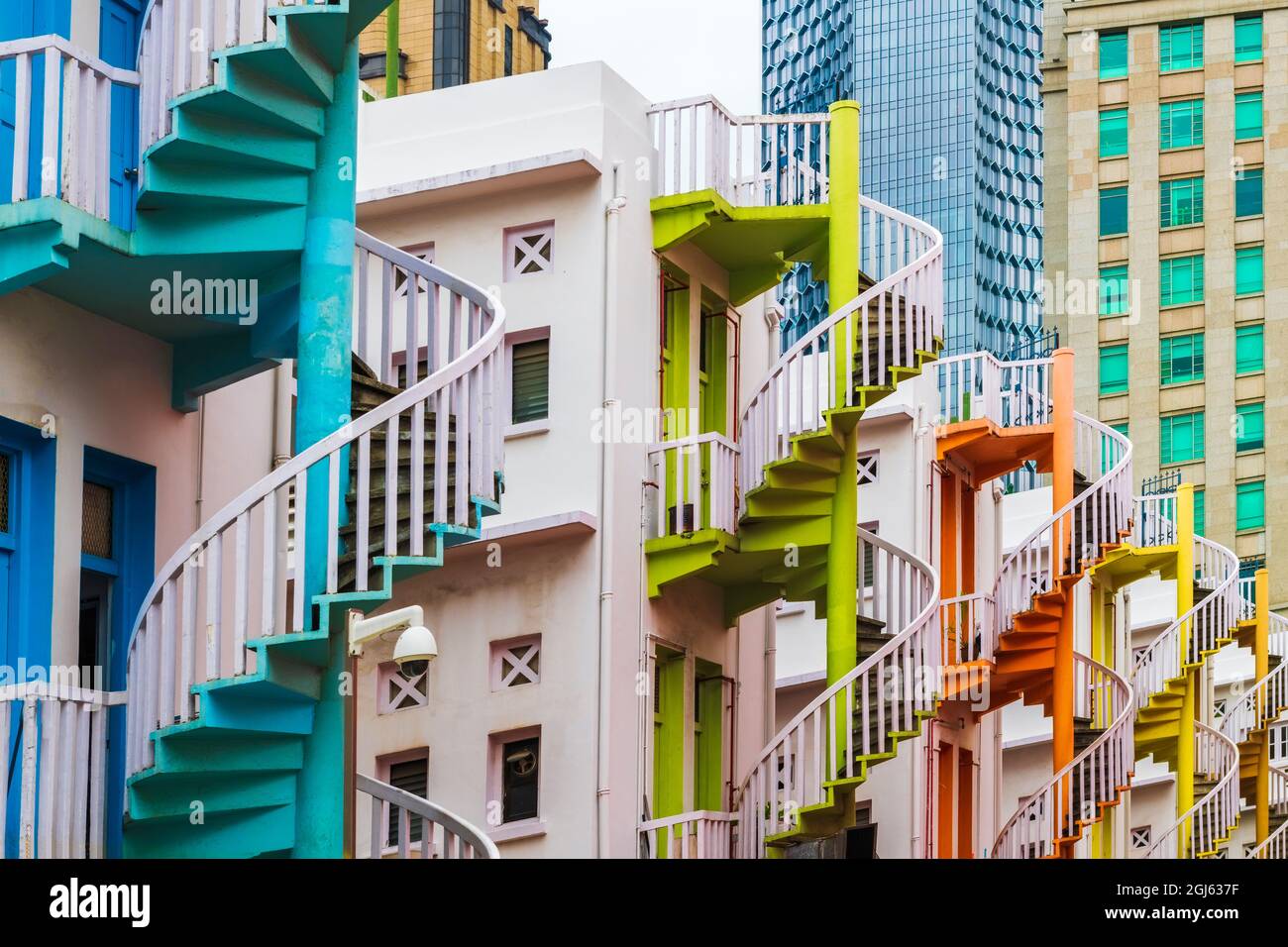 Escaliers en spirale colorés à Bugis Village, Singapour. Banque D'Images