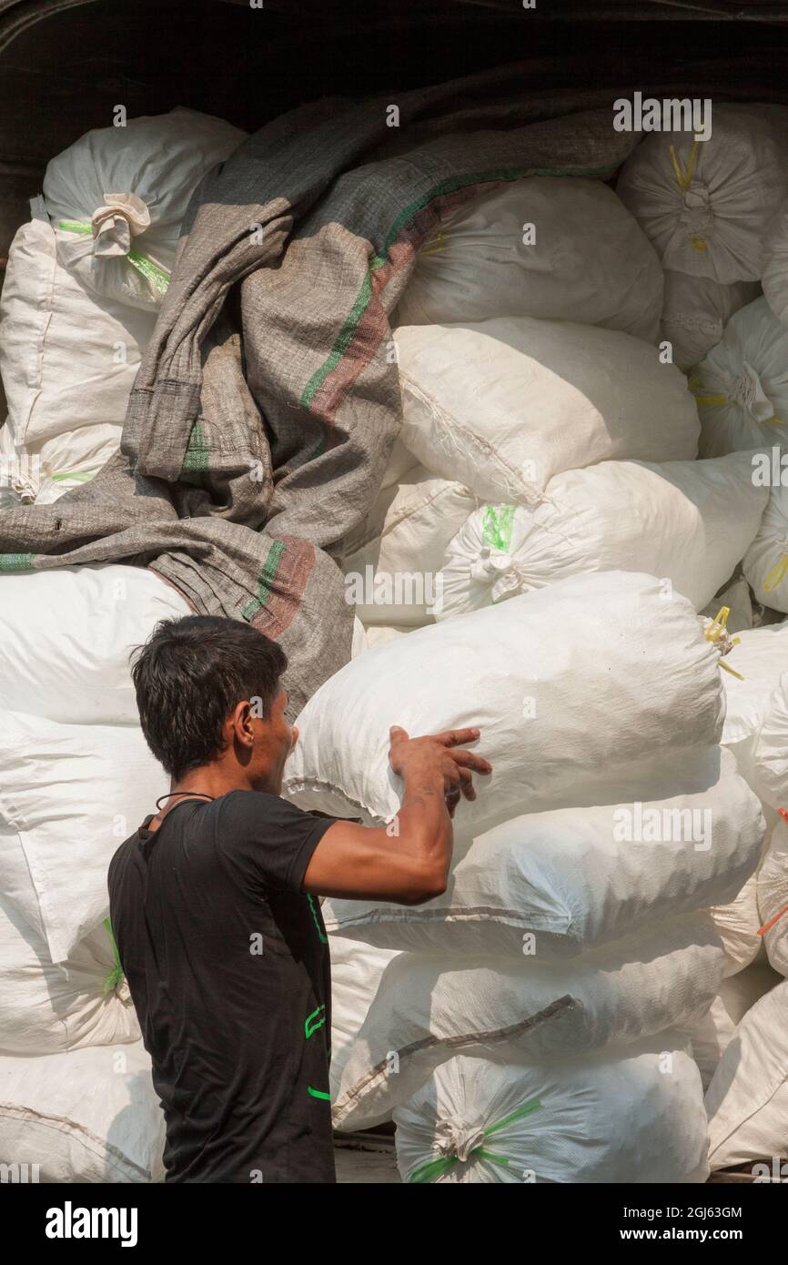 Thaïlande, Bangkok, Chinatown. Homme déchargeant des sacs de produits. (Usage éditorial uniquement) Banque D'Images