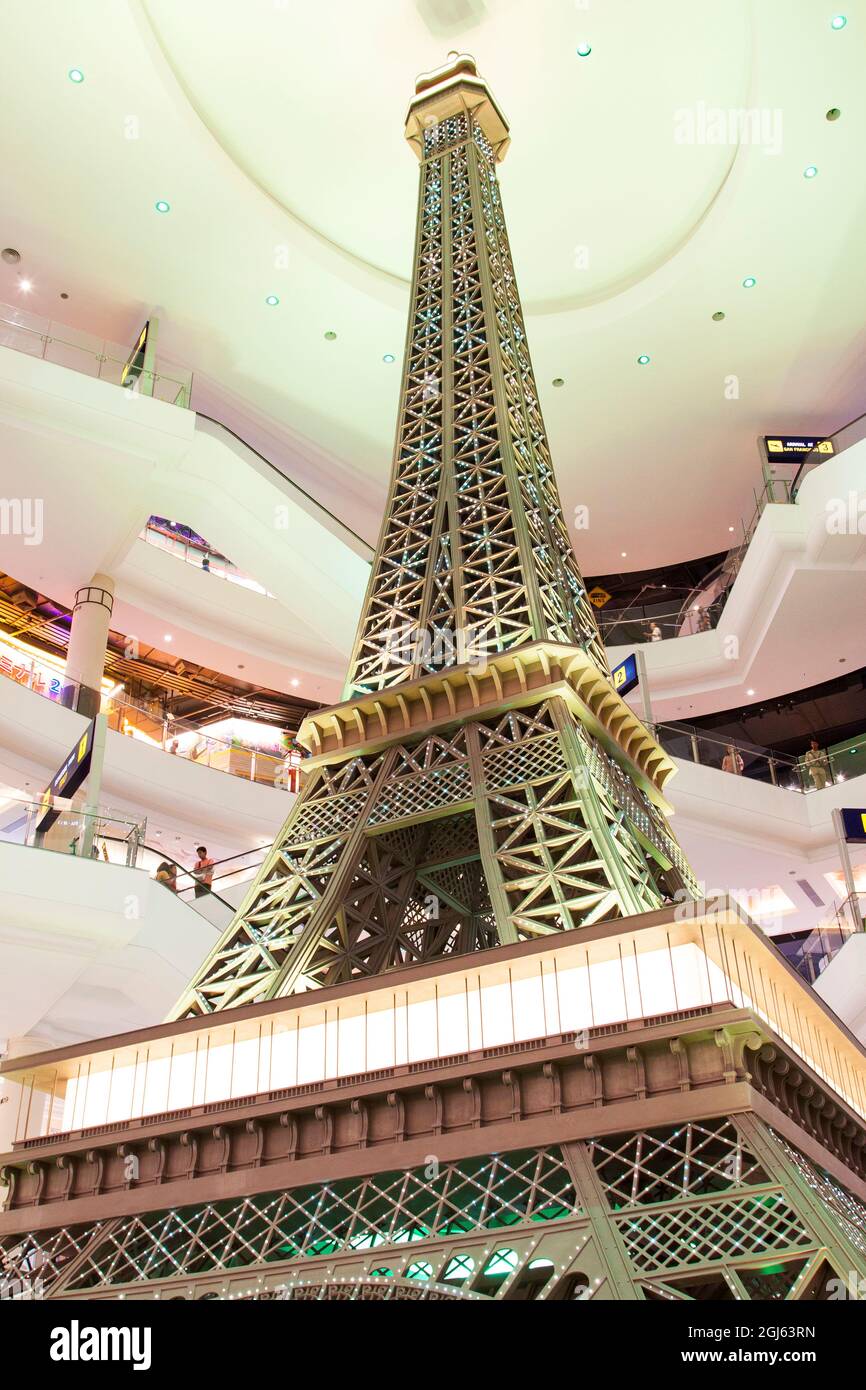 Thaïlande, Bangkok, centre commercial terminal 21. Modèle décoratif de la Tour Eiffel. (Usage éditorial uniquement) Banque D'Images