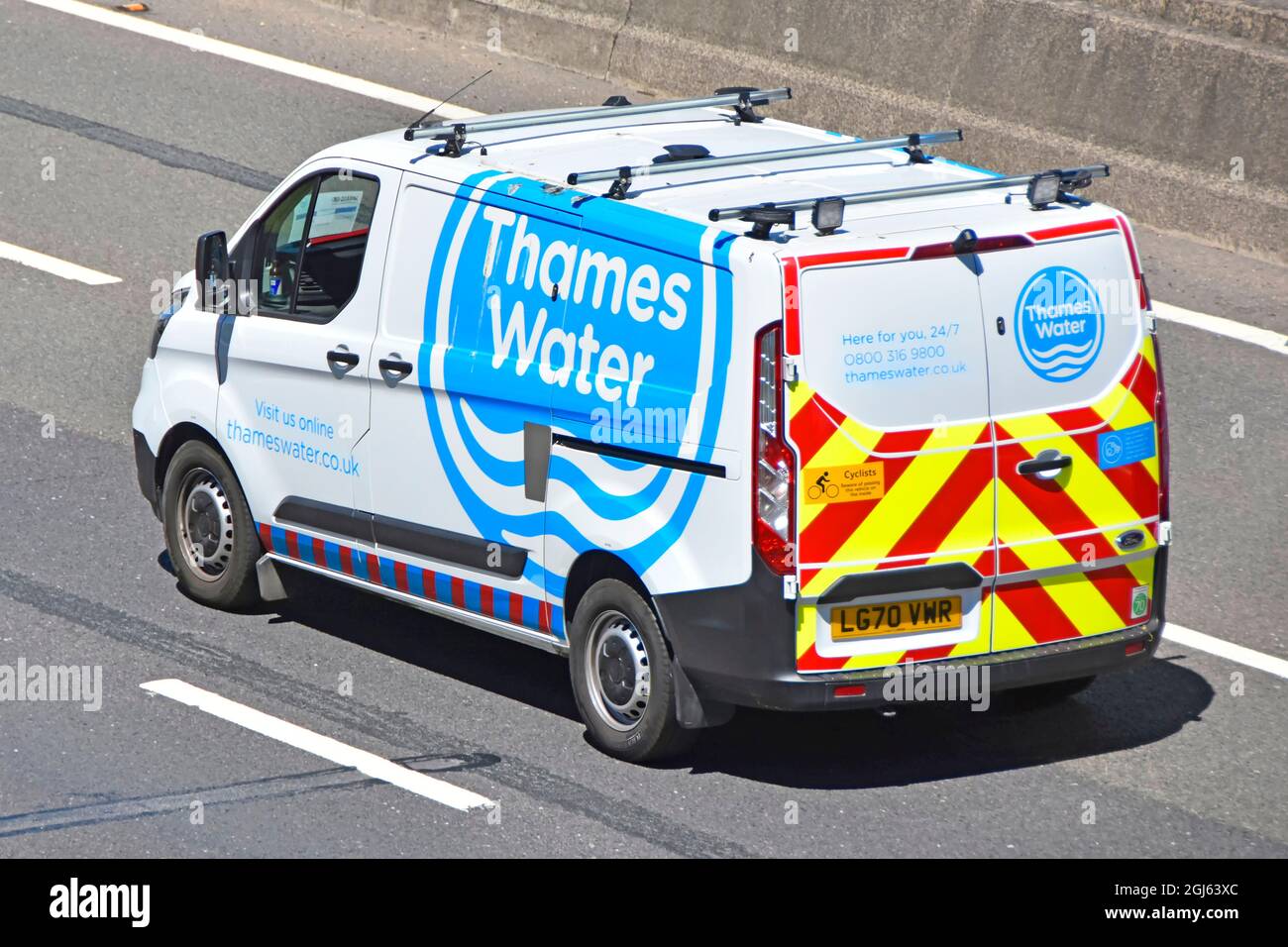 Vue rapprochée du dos et des côtés d'une fourgonnette Thames Water avec logos bleus sur l'autoroute britannique bandes de sécurité arrière réfléchissantes haute visibilité Angleterre Royaume-Uni Banque D'Images