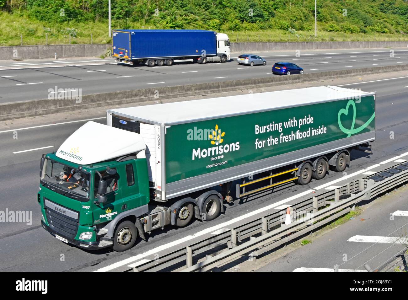 Vue latérale avant et de dessus du supermarché Morrisons camion publicité graphiques et marque logo magasin livraison chaîne d'approvisionnement alimentaire remorque autoroute britannique Banque D'Images