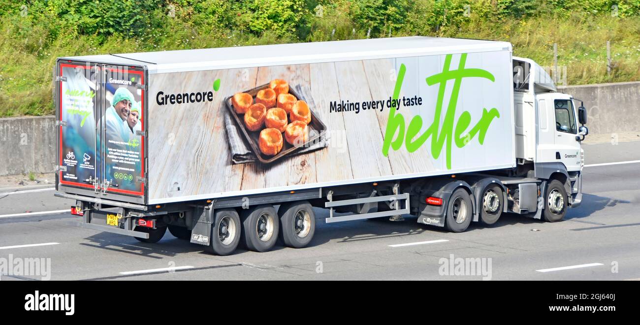 Graphiques de vue latérale et arrière sur Greencore une entreprise de fabrication de produits alimentaires chaîne d'approvisionnement camion publicité sur remorque autoroute Angleterre Royaume-Uni Banque D'Images