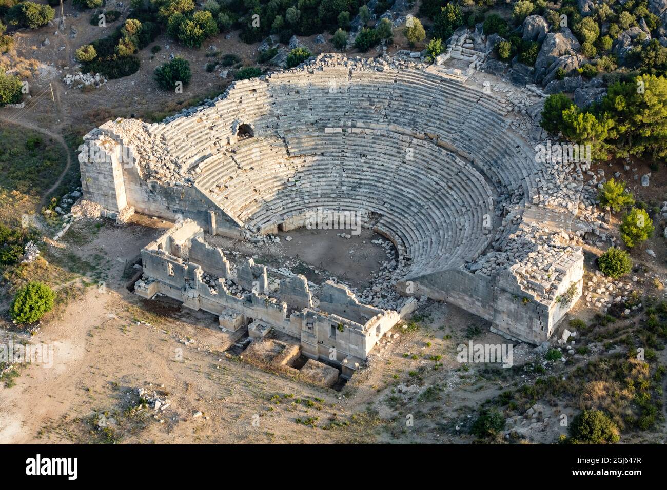 Vue aérienne de l'amphithéâtre dans l'ancienne ville de Patara, Antalya, Turquie. Banque D'Images