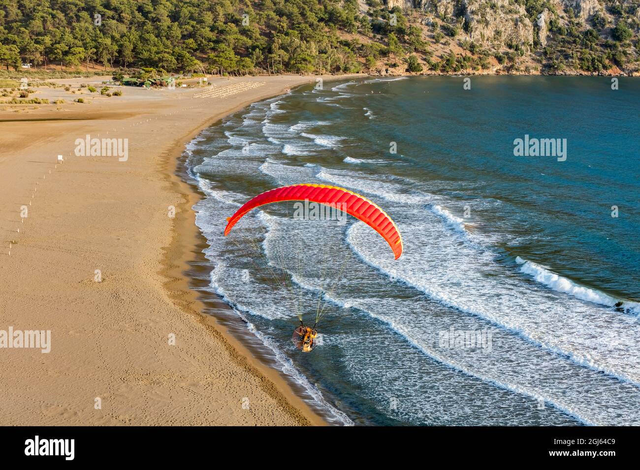 Pilote de paramoteur survolant la plage d'Iztuzu. Dalyan, Mugla, Turquie. (M.) Banque D'Images