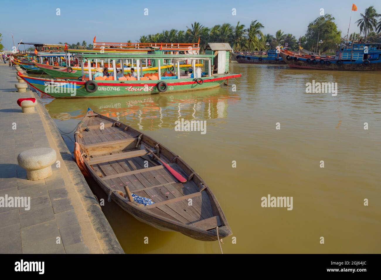 Vietnam, Hoi an. Quartier historique de la vieille ville (site classé au patrimoine mondial de l'UNESCO). Bateaux sur la rivière Thu bon. Banque D'Images