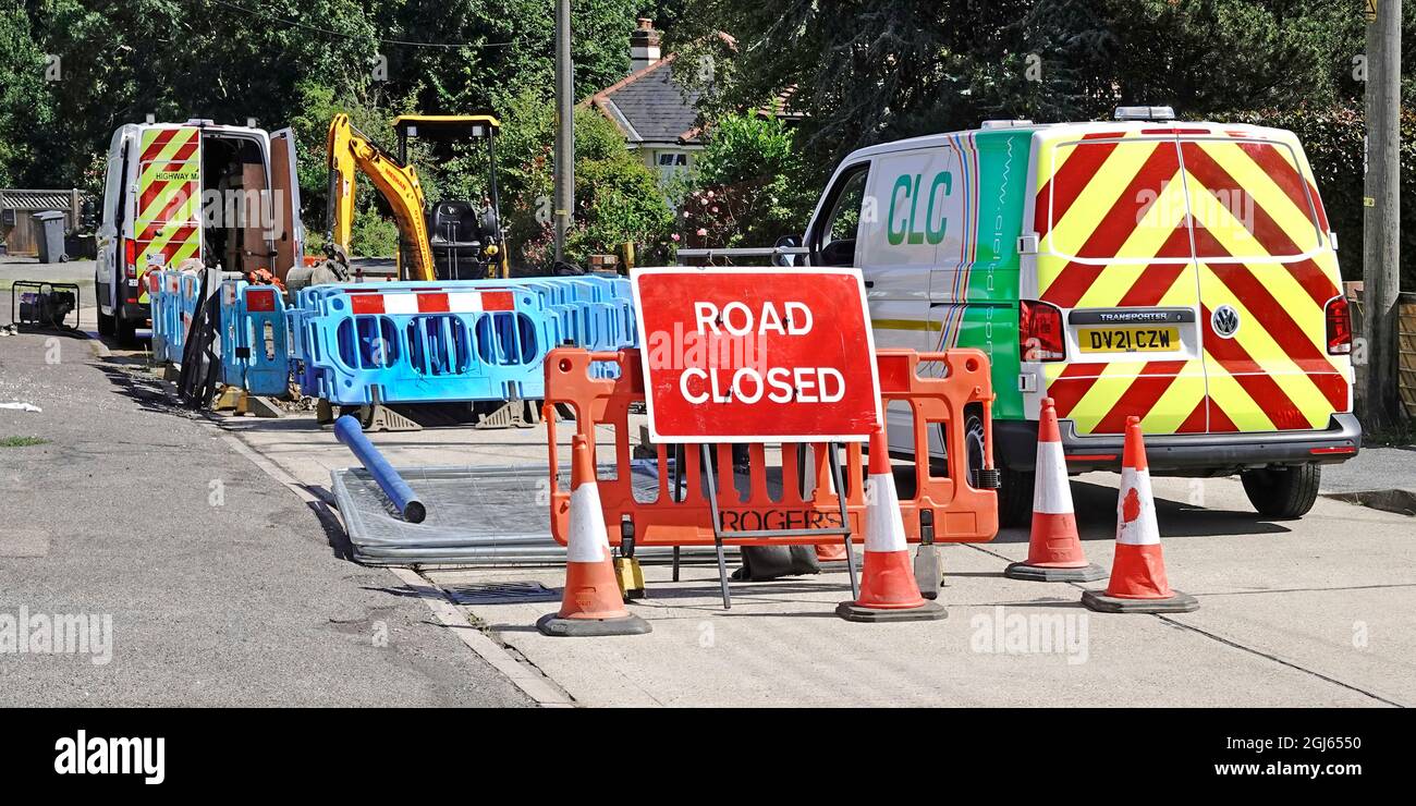 Red Road Work a fermé des barrières de signalisation pour les entrepreneurs de panneaux d'eau les fourgonnettes et l'équipement pour réparer une conduite d'eau en rafale dans une rue résidentielle en béton Angleterre Royaume-Uni Banque D'Images