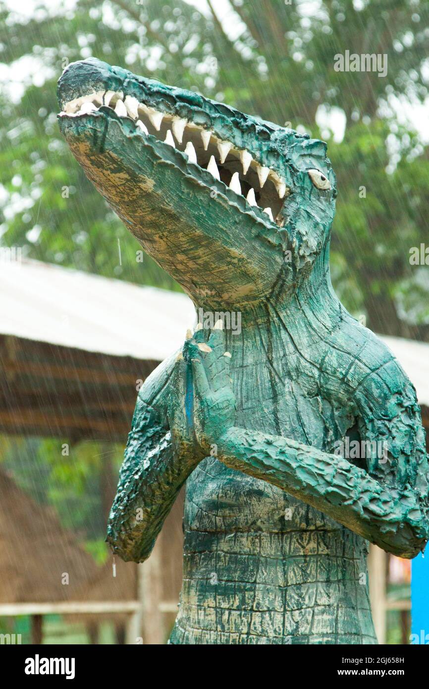 Cambodge, Siem Reap. Statue à tête de crocodile et corps semi-humain. Banque D'Images