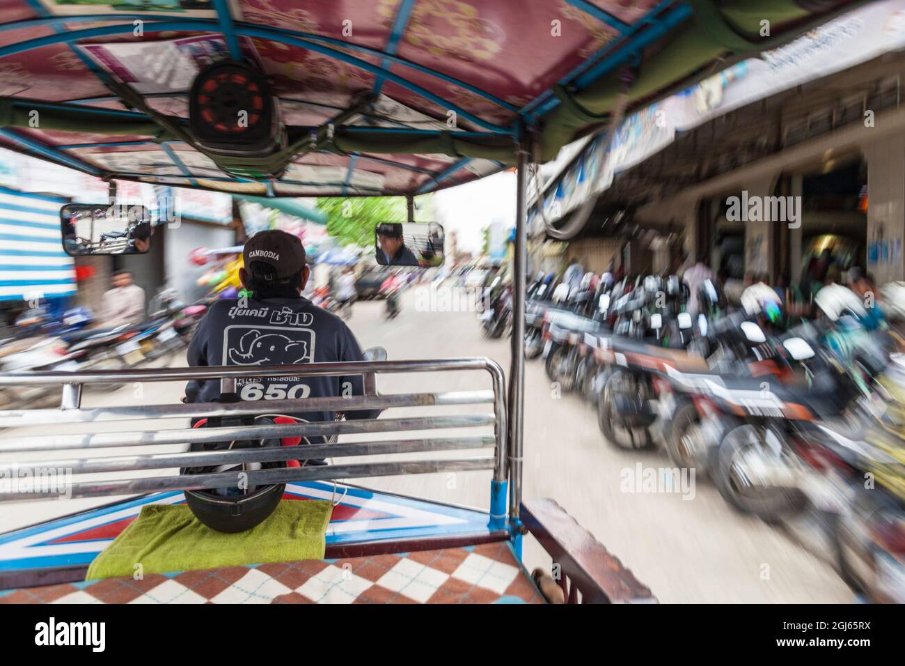 Cambodge, Battambang. Vue de l'intérieur d'un taxi remorqué à moto. Banque D'Images