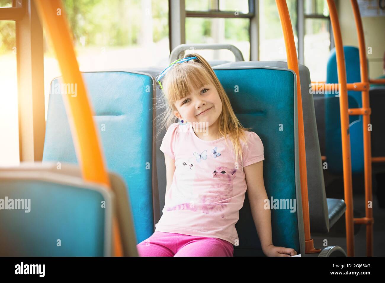 assis-dans-un-autobus-scolaire-banque-de-photographies-et-d-images