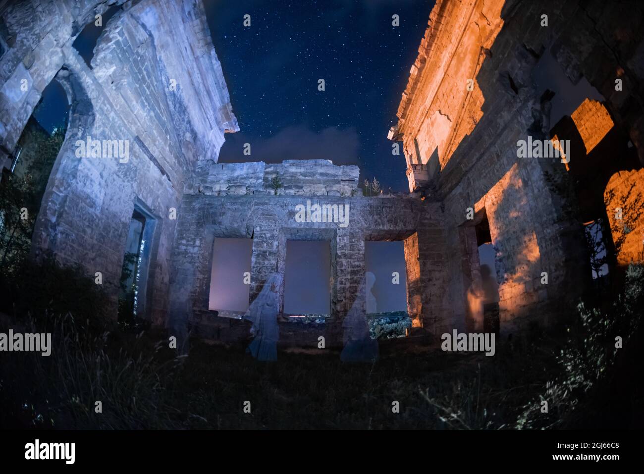 Un vieux bâtiment hanté sans toit. Le ciel nocturne, les étoiles et la voie lactée. Banque D'Images