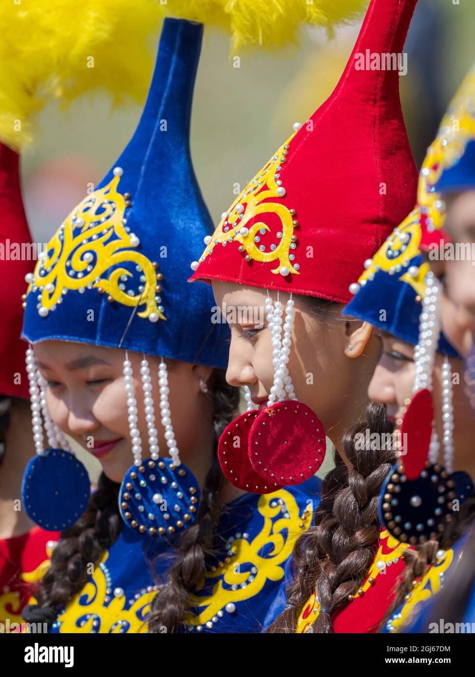 Les filles du groupe de musique folk posent pour les visiteurs et les photographes. Festival folklorique et sportif commémorant M. Koshomkul, un sportif et héros folklorique du Banque D'Images